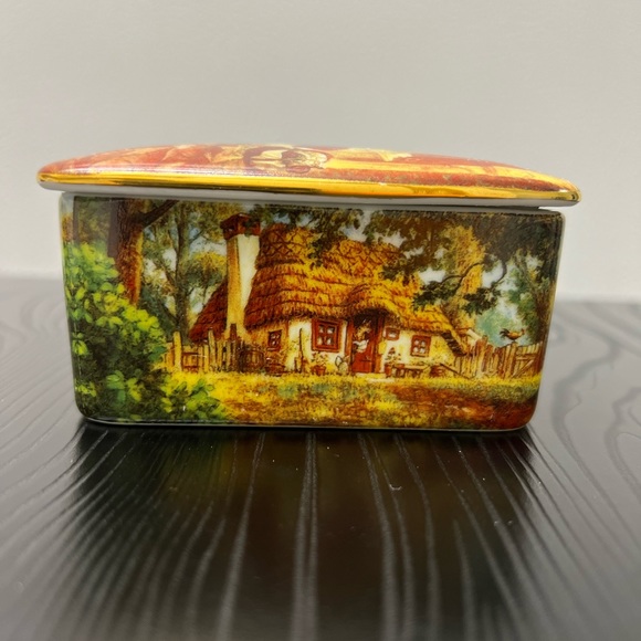 Ardleigh Elliott Porcelain Music Box Scott Gustafson Little
Red Riding Hood. - Picture 3 of 8